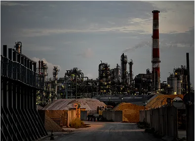 Industrieanlage mit Rohrleitungen und Abgaskamin